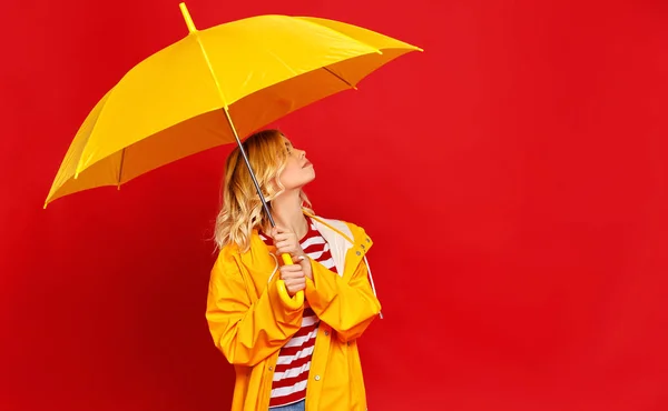 Jovem feliz menina alegre emocional rindo com umbrel amarelo — Fotografia de Stock