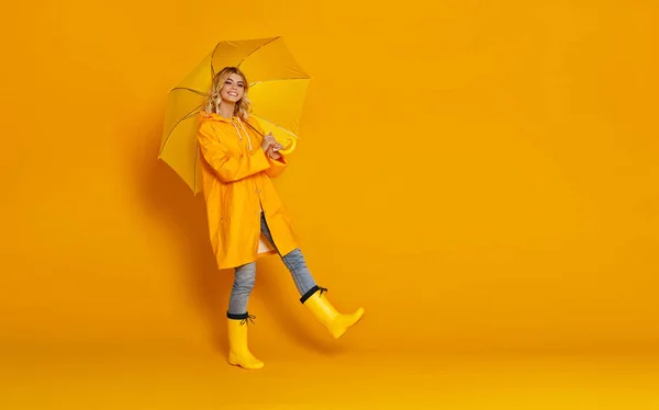 Young Happy Emotional Girl skrattar med paraply på färgade — Stockfoto