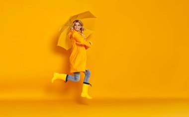 renkli şemsiye ile gülen genç mutlu duygusal kız 