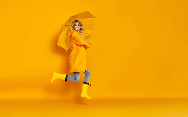 Joven feliz chica emocional riendo con paraguas en color — Foto de Stock