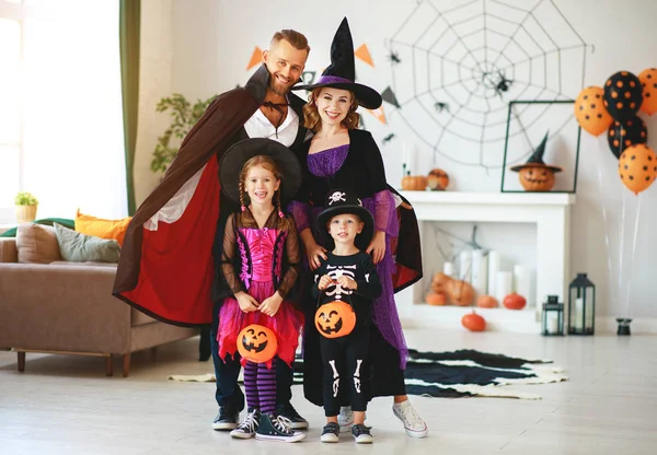 Feliz familia madre padre e hijos en trajes en Hallow —  Fotos de Stock