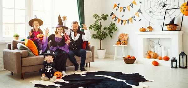 Feliz familia madre padre e hijos en trajes en Hallow —  Fotos de Stock