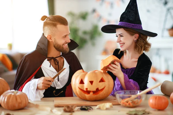 Coppia di persone si stanno preparando per Halloween in costumi di strega — Foto Stock