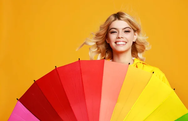 Fiatal boldog érzelmi vidám lány nevetve színes u — Stock Fotó