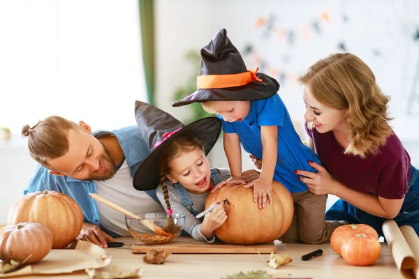 Feliz Halloween! família mãe pai e filhos cortados abóbora f — Fotografia de Stock