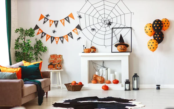 Interno di casa decorato per zucche di Halloween, ragnatele e spi — Foto Stock