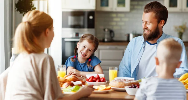 Famille mère père et enfants ont Petit déjeuner en cuisine en m — Photo