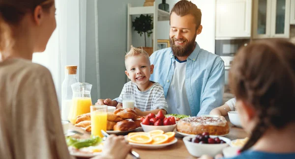 Famille mère père et enfants ont Petit déjeuner en cuisine en m — Photo