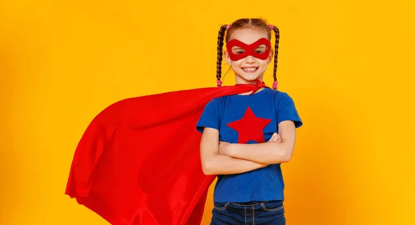 Koncept dětského superhrdinův kostým na žlutém backgrounu — Stock fotografie