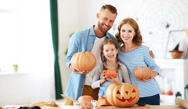 Família feliz mãe pai e filha criança se preparar para Hallo — Fotografia de Stock