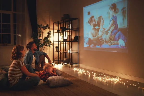 Famiglia madre padre e figli guardando proiettore, TV, film — Foto Stock