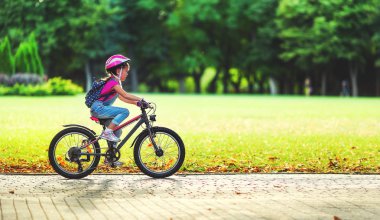 natur Park'ta bir bisikletsürme mutlu neşeli çocuk kız