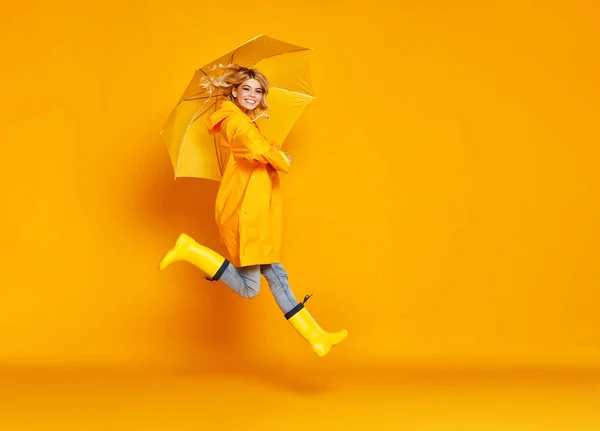Молода щаслива емоційна дівчина сміється з парасолькою на кольоровому — стокове фото