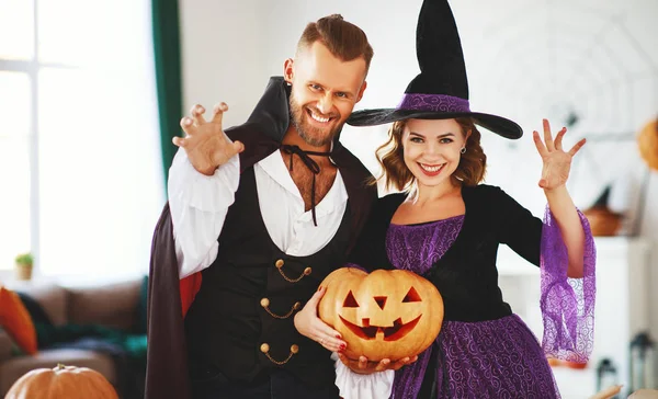 Coppia di persone si stanno preparando per Halloween in costumi di strega — Foto Stock