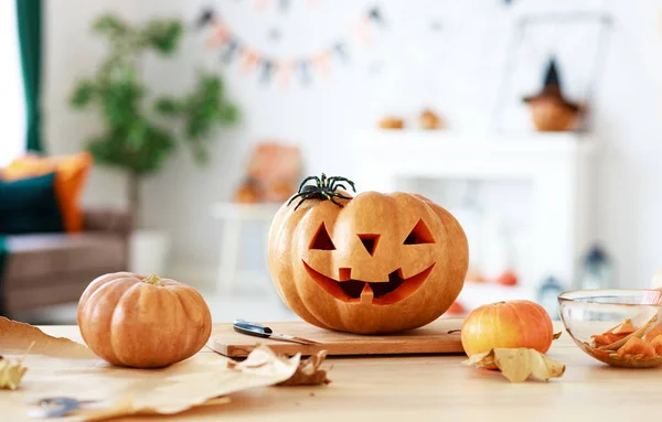 Inredning av hus dekorerad för Halloween pumpor, Webs och SPI — Stockfoto