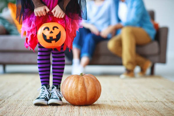Концепция Хэллоуина. детские ноги в костюме ведьмы с насосом — стоковое фото