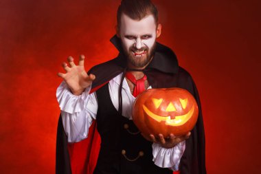 Cadılar Bayramınız Kutlu Olsun! ile Bir Dracula vampir kostümlü sakallı adam 