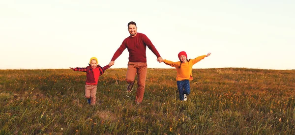 Família feliz pai e filhos no outono natureza no sunse — Fotografia de Stock