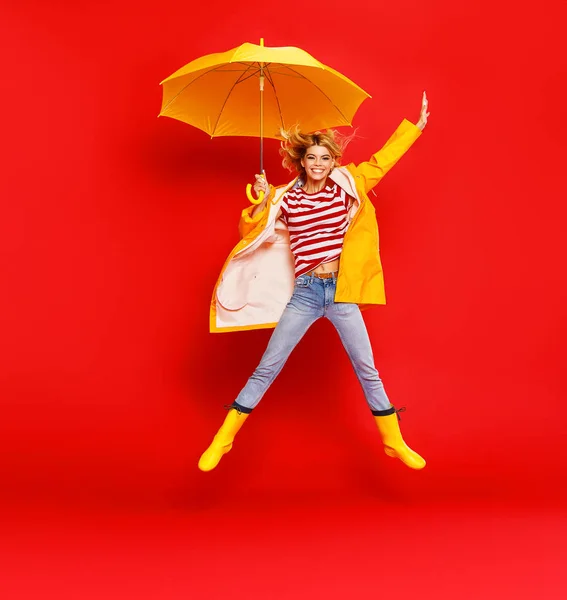 Young happy emotional cheerful girl laughing and jumping with ye — Stock Photo, Image