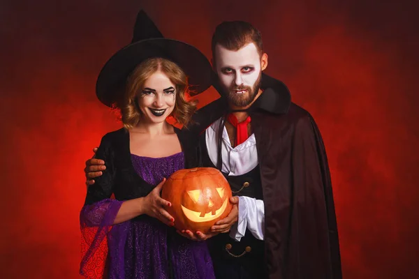 楽しいハロウィンをお過ごし下さい！ドラキュラ吸血鬼のカップルの男女と — ストック写真