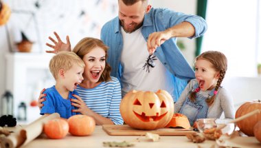 Cadılar Bayramınız Kutlu Olsun! aile anne baba ve çocukları kabak f kesti