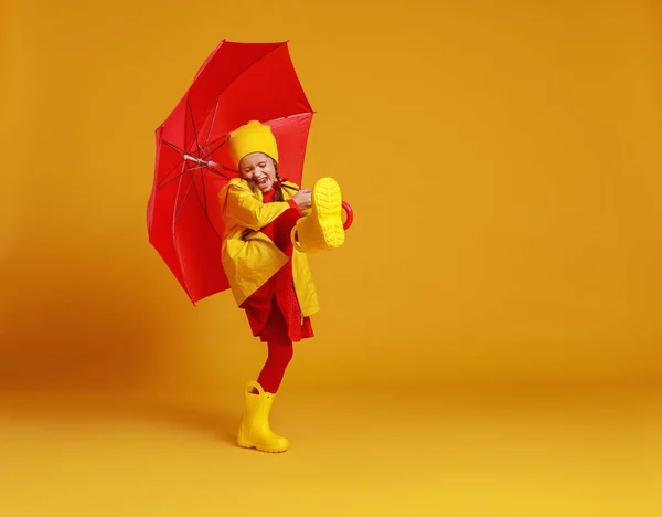 빨간 우산으로 웃고 행복한 정서적 쾌활한 아이 소녀 — 스톡 사진