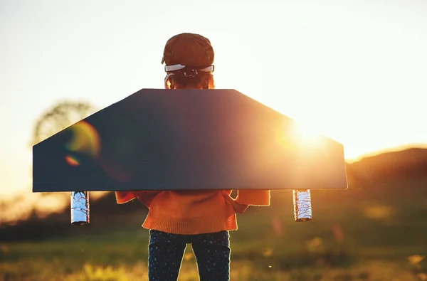 Child pilot aviator with wings of airplane dreams of traveling i — Stock Photo, Image