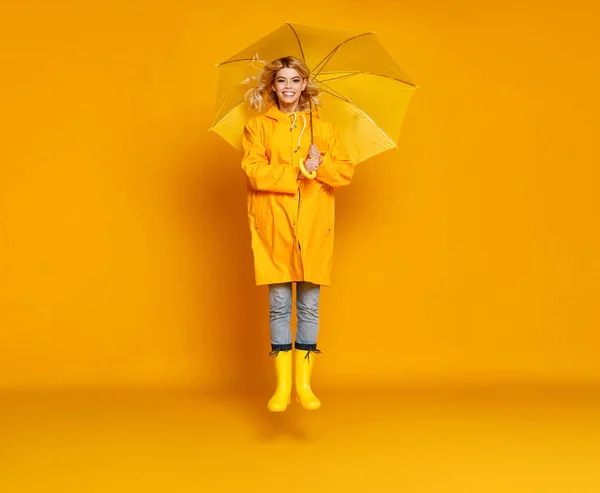 Jeune fille heureuse émotionnelle riant avec parapluie sur coloré — Photo