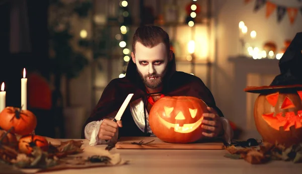 Feliz Halloween! hombre barbudo en un traje de vampiro de Drácula con —  Fotos de Stock