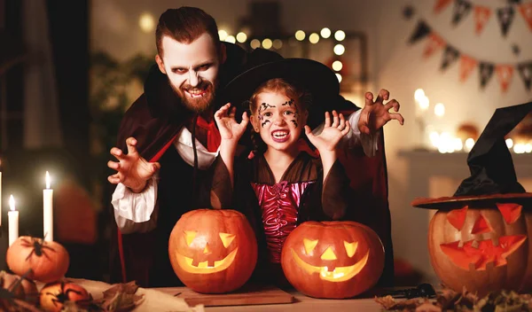 Heureux père de famille et fille enfant en costumes et maquillage — Photo