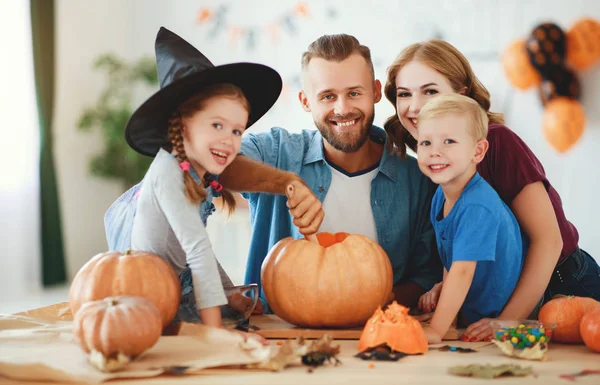 Feliz Halloween! família mãe pai e filhos cortados abóbora f — Fotografia de Stock