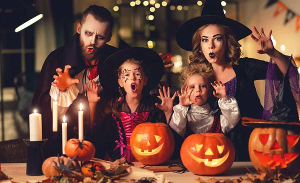 Família feliz mãe pai e filhos em trajes e maquiagem o — Fotografia de Stock