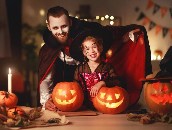 Kostüm ve makyaj mutlu aile baba ve çocuk kızı — Stok fotoğraf