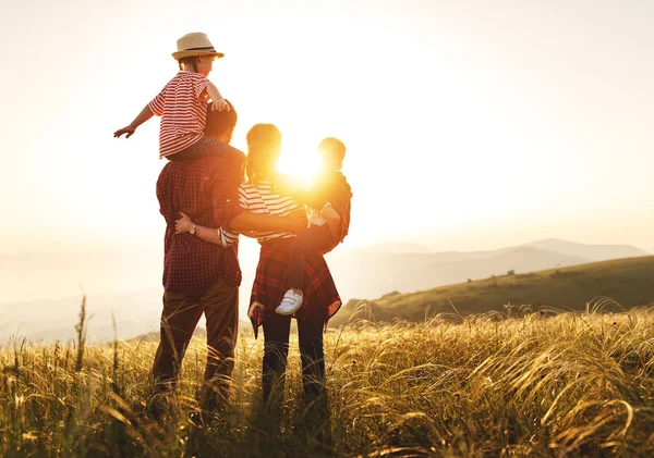 Família feliz: mãe, pai, filhos, filho e filha no sunse — Fotografia de Stock