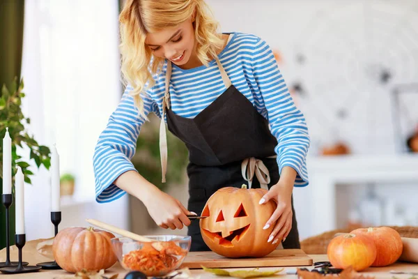 Chica feliz está cortando calabaza y se está preparando para el salón de vacaciones — Foto de Stock