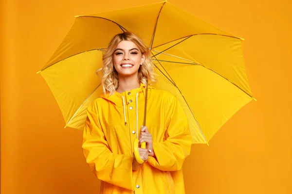 Νεαρό χαρούμενο συναισθηματικό κορίτσι γελώντας με ομπρέλα σε έγχρωμο — Φωτογραφία Αρχείου