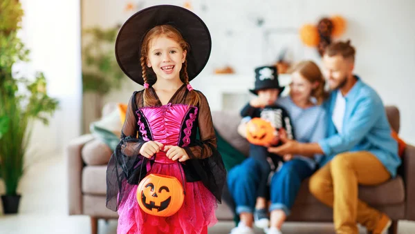 Gelukkige familie moeder vader en kinderen bereiden zich voor op Halloween in — Stockfoto