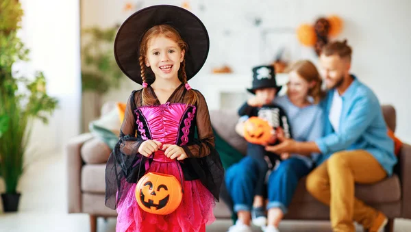 Família feliz mãe pai e filhos se preparam para o Halloween em — Fotografia de Stock