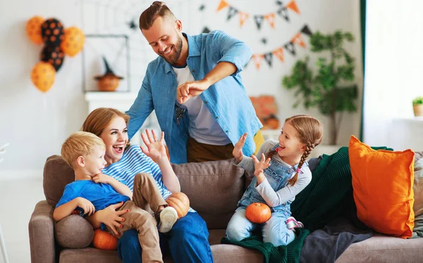 Heureux famille mère père et enfants se préparer pour Halloween d — Photo