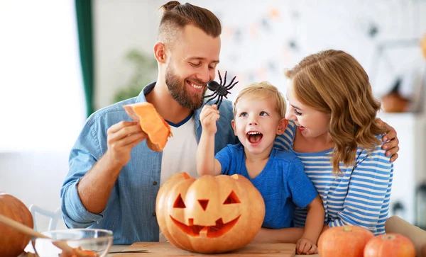 幸せな家族の母の父と子供の息子はハロウィーンの準備をします — ストック写真