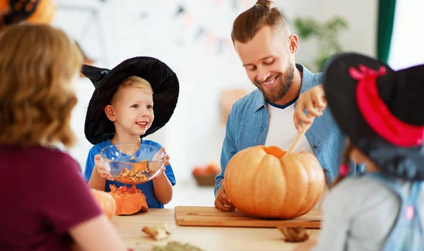Feliz Halloween! familia madre padre e hijos cortar calabaza f —  Fotos de Stock