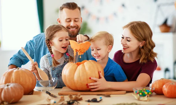 Feliz Halloween! familia madre padre e hijos cortar calabaza f — Foto de Stock