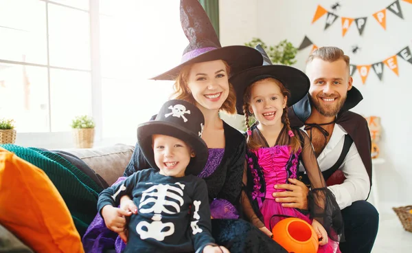 Boldog család anya apa és a gyerekek a Halloween jelmez — Stock Fotó