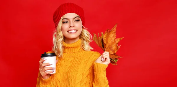 ニットの秋の帽子で笑う幸せな感情的な陽気な女の子 — ストック写真