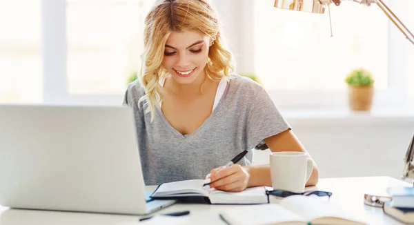 Gelukkig jong meisje werkt bij computer thuis — Stockfoto