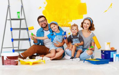 Dairede tamir. Mutlu aile anne, baba ve çocuklar   