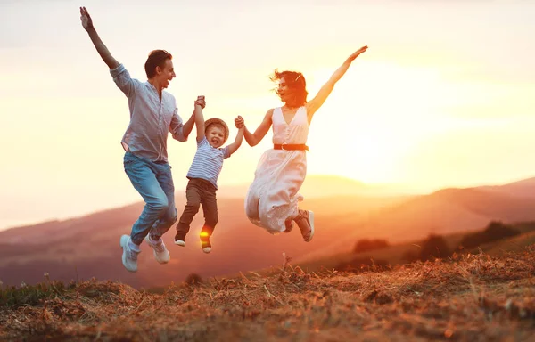 Feliz familia padre de madre e hijo hijo en la naturaleza al atardecer — Foto de Stock