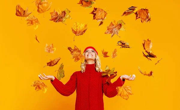 Gelukkig emotioneel vrolijk meisje lachen met herfst bladeren en k — Stockfoto