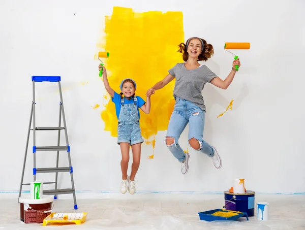 Reparação em apartamento. Família feliz mãe e filho filha salto — Fotografia de Stock