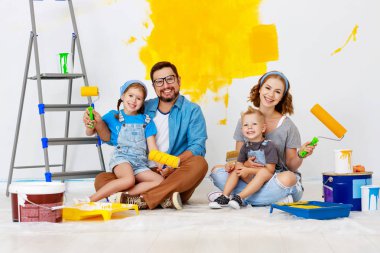 Dairede tamir. Mutlu aile anne, baba ve çocuklar   